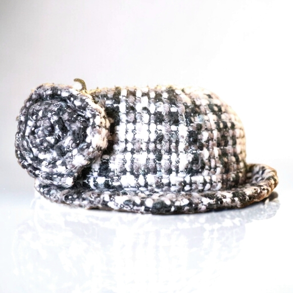 LE CHATEAU WOMENS BLA K & WHITE ROSE ON SIDE HAT - Picture 4 of 11